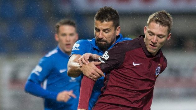 Milan Baroš z Liberce (vlevo) a Lukáš Juliš ze Sparty v podzimním vzájemném duelu. Milan Baroš z Liberce (vlevo) a Lukáš Juliš ze Sparty v podzimním vzájemném duelu.
