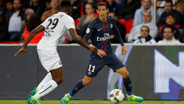 Ángel di María z Paris SG a Romain Genevois z Caen. Ángel di María z Paris SG a Romain Genevois z Caen.