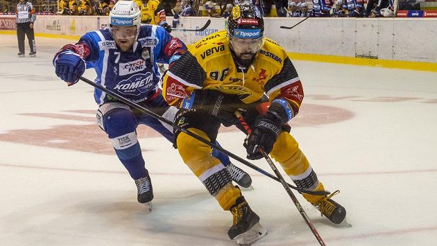 Zleva Tomáš Bartejs z Brna a Richard Jarůšek z Litvínova v utkání úvodního kola extraligy. Zleva Tomáš Bartejs z Brna a Richard Jarůšek z Litvínova v utkání úvodního kola extraligy.