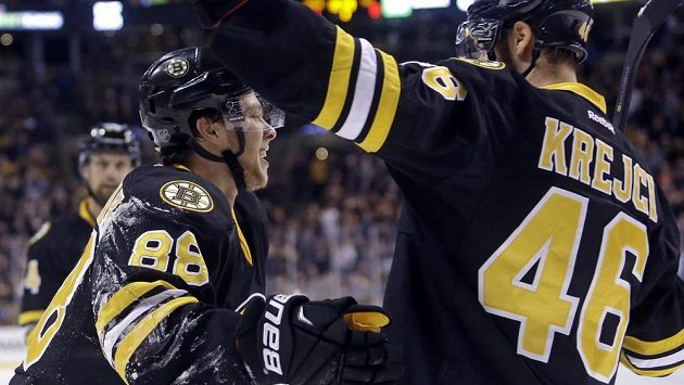 David Pastrňák (vlevo) oslavuje trefu proti Pittsburghu se spoluhráčem z Bostonu a krajanem Davidem Krejčím. David Pastrňák (vlevo) oslavuje trefu proti Pittsburghu se spoluhráčem z Bostonu a krajanem Davidem Krejčím.