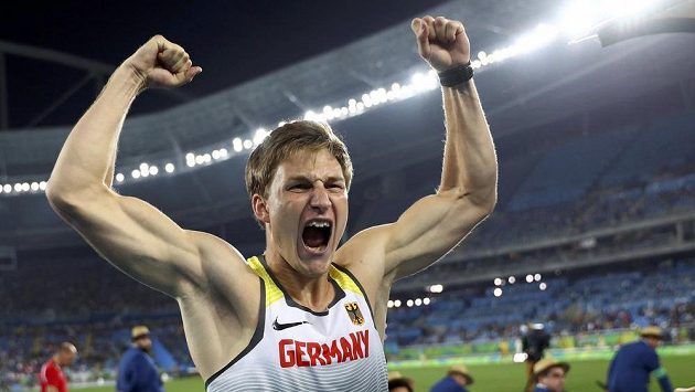 Německý oštěpař Thomas Röhler přehodil hranici 90 metrů a po zásluze se radoval ze zlaté medaile. Německý oštěpař Thomas Röhler přehodil hranici 90 metrů a po zásluze se radoval ze zlaté medaile.