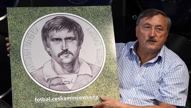 Česká mincovna představila v Praze námět zlaté a stříbrné pamětní mince s fotbalistou Antonínem Panenkou (na snímku) při příležitosti 40. výročí jeho slavné penalty ve finále fotbalového ME v Bělehradě v roce 1976. Česká mincovna představila v Praze námět zlaté a stříbrné pamětní mince s fotbalistou Antonínem Panenkou (na snímku) při příležitosti 40. výročí jeho slavné penalty ve finále fotbalového ME v Bělehradě v roce 1976.