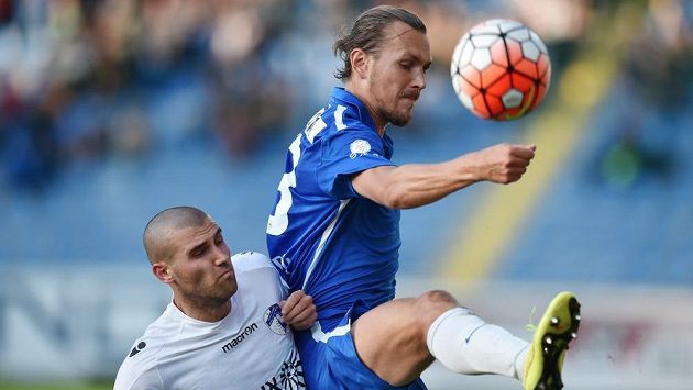 Liberecký obránce Ondřej Švejdík (vpravo) a Ido Axebrad z Kirjatu Šmona. Liberecký obránce Ondřej Švejdík (vpravo) a Ido Axebrad z Kirjatu Šmona.