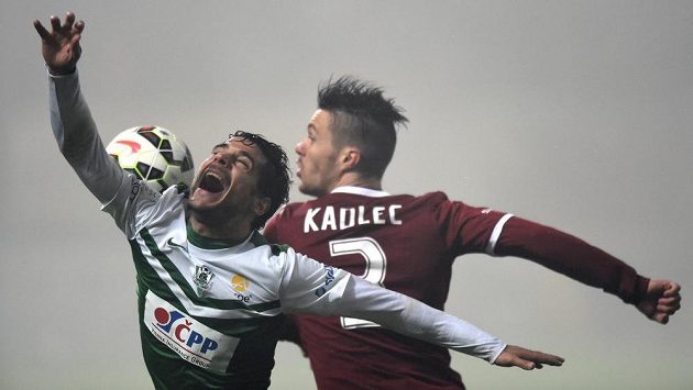 Jablonecký obránce Jose Romera a Václav Kadlec ze Sparty bojují o míč. Jablonecký obránce Jose Romera a Václav Kadlec ze Sparty bojují o míč.