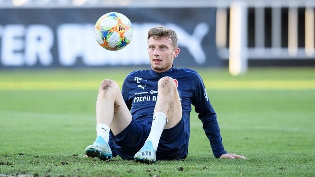 Ladislav Krejčí během tréninku fotbalové reprezentace před zápasy s Anglií a Severním Irskem. Ladislav Krejčí během tréninku fotbalové reprezentace před zápasy s Anglií a Severním Irskem.