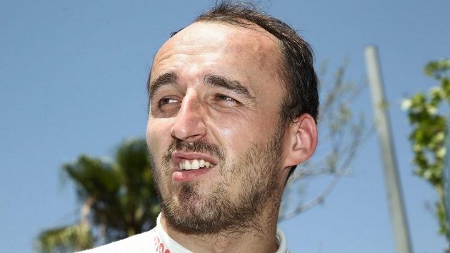 Robert Kubica mhouří zrak v ostrém slunci při červnové Italské rallye na Sardinii. Robert Kubica mhouří zrak v ostrém slunci při červnové Italské rallye na Sardinii.