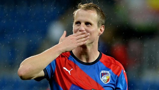 David Limberský zdraví po utkání s Minskem plzeňské fanoušky. David Limberský zdraví po utkání s Minskem plzeňské fanoušky.