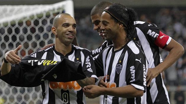 Ronaldinho (vpravo) se svými bývalými spoluhráči z Atlétika Mineiro. Ronaldinho (vpravo) se svými bývalými spoluhráči z Atlétika Mineiro.