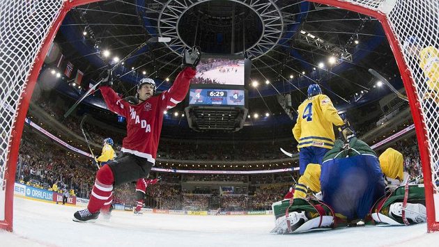 Kanaďan Jason Spezza (vlevo) oslavuje rozhodující gól Tylera Ennise proti Švédsku na MS v Praze. Kanaďan Jason Spezza (vlevo) oslavuje rozhodující gól Tylera Ennise proti Švédsku na MS v Praze.