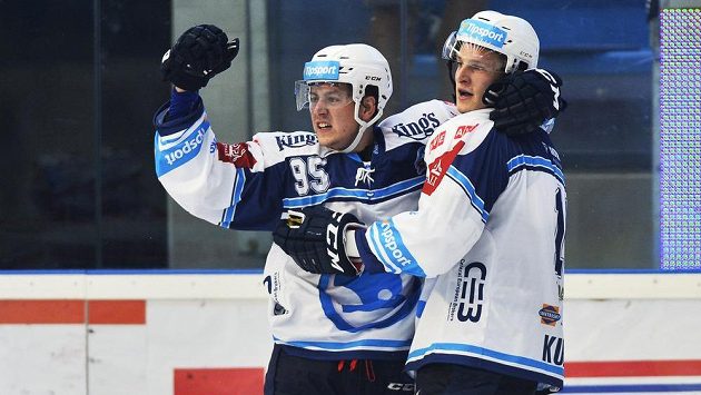 Plzeňský Miroslav Indrák (vlevo) se raduje z gólu se spoluhráčem Dominikem Kubalíkem - ilustrační foto. Plzeňský Miroslav Indrák (vlevo) se raduje z gólu se spoluhráčem Dominikem Kubalíkem - ilustrační foto.