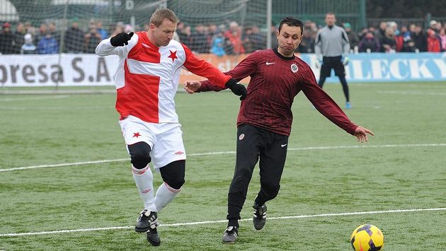 Internacionál Slavie Praha Stanislav Vlček (vlevo) a Antonín Mlejnský ze Sparty během tradičního Silvestrovského derby mezi týmy AC Sparta Praha a SK Slavia Praha. Internacionál Slavie Praha Stanislav Vlček (vlevo) a Antonín Mlejnský ze Sparty během tradičního Silvestrovského derby mezi týmy AC Sparta Praha a SK Slavia Praha.