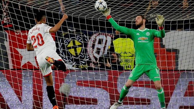Luis Muriel ze Sevilly a brankář Manchesteru United David de Gea, který měl hlavní zásluhu na bezgólové remíze v prvním osmifinále. Luis Muriel ze Sevilly a brankář Manchesteru United David de Gea, který měl hlavní zásluhu na bezgólové remíze v prvním osmifinále.