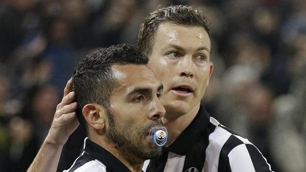 Carlos Tevez (vlevo) z Juventusu svérázně slaví se spoluhráčem Stephanem Lichtsteinerem gól proti Dortmundu. Carlos Tevez (vlevo) z Juventusu svérázně slaví se spoluhráčem Stephanem Lichtsteinerem gól proti Dortmundu.