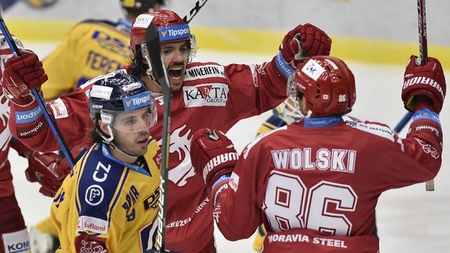 Matěj Stránský a Wojciech Wolski z Třince se radují z gólu v duelu se Zlínem. Matěj Stránský a Wojciech Wolski z Třince se radují z gólu v duelu se Zlínem.