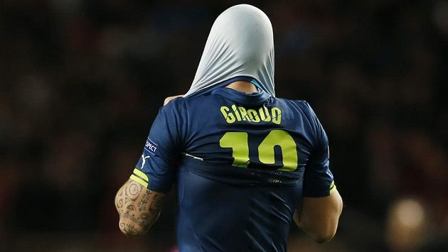 Zklamaný útočník Arsenalu Olivier Giroud po vyřazení Gunners z Ligy mistrů. Zklamaný útočník Arsenalu Olivier Giroud po vyřazení Gunners z Ligy mistrů.