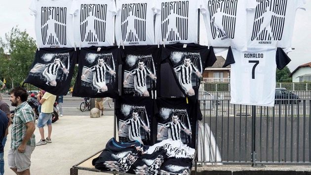 Dresy Cristiana Ronalda i další artefakty v bílo-černých barvách Juventusu jdou na dračku. Dresy Cristiana Ronalda i další artefakty v bílo-černých barvách Juventusu jdou na dračku.