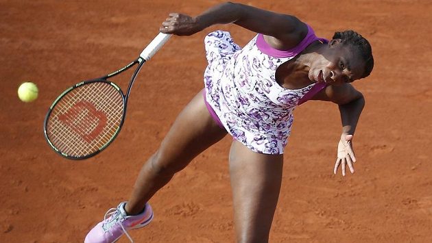 Americká tenistka Venus Williamsová v zápase proti krajance Sloane Stephensová na French Open. Americká tenistka Venus Williamsová v zápase proti krajance Sloane Stephensová na French Open.