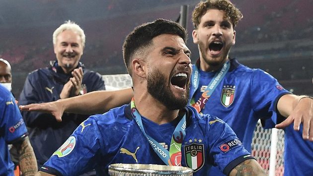Jásající Ital Lorenzo Insigne s trofejí. Jásající Ital Lorenzo Insigne s trofejí.