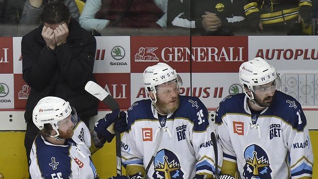 Jaromír Jágr na střídačce Kladna během zápasu s Litvínovem. Jaromír Jágr na střídačce Kladna během zápasu s Litvínovem.