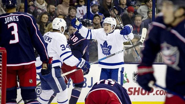 Torontský útočník Mitchell Marner (16) oslavuje s Austonem Matthewsem (34) vítězný gól v utkání s Columbusem. Torontský útočník Mitchell Marner (16) oslavuje s Austonem Matthewsem (34) vítězný gól v utkání s Columbusem.