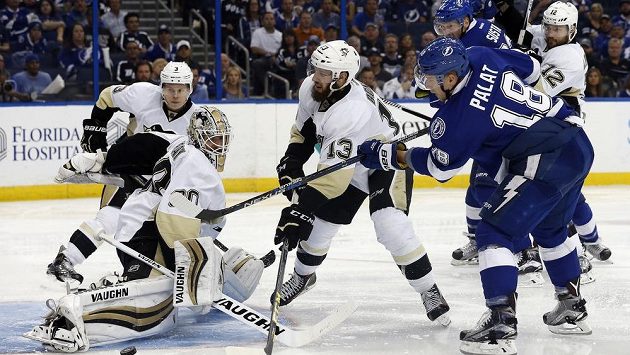 Útočník tampy Ondrej Palát (18) se snaží překonat gólmana Pittsburghu Matta Murrayho v šestém duelu semifinále NHL. Útočník tampy Ondrej Palát (18) se snaží překonat gólmana Pittsburghu Matta Murrayho v šestém duelu semifinále NHL.