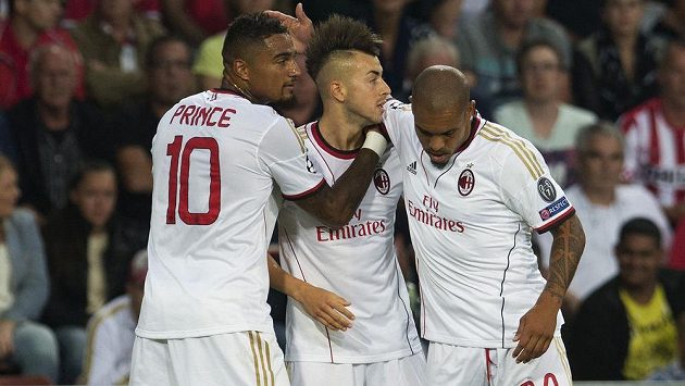 Fotbalisté AC Milán Kevin Prince Boateng (první zleva), Stephen El Shaarawy (uprostřed) a Nigel de Jong slaví gól na hřišti Eindhovenu. Fotbalisté AC Milán Kevin Prince Boateng (první zleva), Stephen El Shaarawy (uprostřed) a Nigel de Jong slaví gól na hřišti Eindhovenu.