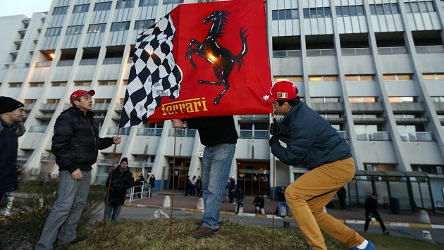 Fanoušci umísťují vlajku Ferrari před klinikou v Grenoblu, na jejíž jednotce intenzivní péče leží sedminásobný mistr světa formule 1 Michael Schumacher. Fanoušci umísťují vlajku Ferrari před klinikou v Grenoblu, na jejíž jednotce intenzivní péče leží sedminásobný mistr světa formule 1 Michael Schumacher.