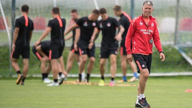 Trenér Slavie Praha Jaroslav Šilhavý na tréninku před úvodním duelem 3. předkola Ligy mistrů. Trenér Slavie Praha Jaroslav Šilhavý na tréninku před úvodním duelem 3. předkola Ligy mistrů.