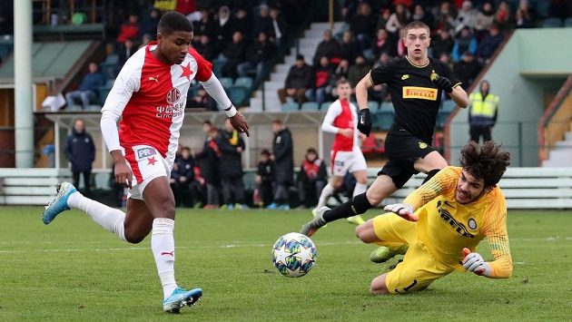 Brazilský křídelník v dresu Slavie Joao Felipe vyrovnává na 1:1 proti Interu Milán. Brazilský křídelník v dresu Slavie Joao Felipe vyrovnává na 1:1 proti Interu Milán.