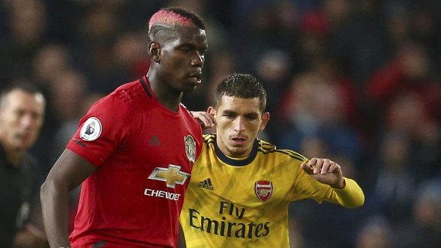 Paul Pogba (vlevo) z Manchesteru United a Lucas Torreira z Arsenalu. Paul Pogba (vlevo) z Manchesteru United a Lucas Torreira z Arsenalu.