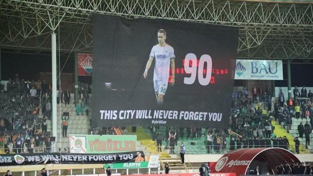 Alanyaspor si před zápasem 31. kola turecké ligy proti Konyasporu připomněl památku tragicky zesnulého spoluhráče Josefa Šurala. Alanyaspor si před zápasem 31. kola turecké ligy proti Konyasporu připomněl památku tragicky zesnulého spoluhráče Josefa Šurala.