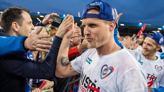 David Limberský během oslav zisku titulu v Doosan Areně v Plzni. David Limberský během oslav zisku titulu v Doosan Areně v Plzni.