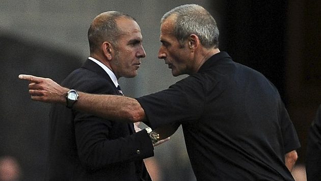 Manažer Sunderlandu Paolo Di Canio (vlevo) a rozhodčí Martin Atkinson. Manažer Sunderlandu Paolo Di Canio (vlevo) a rozhodčí Martin Atkinson.