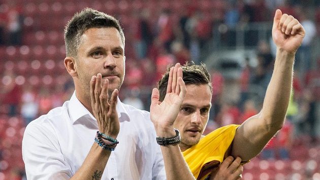 Trenér Sparty Praha David Holoubek a Mario Holek po vítězství nad Hapoelem Beer Ševa. Trenér Sparty Praha David Holoubek a Mario Holek po vítězství nad Hapoelem Beer Ševa.