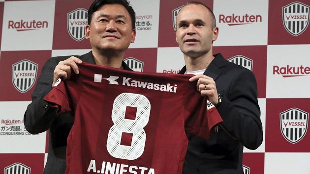 Hvězdný španělský fotbalista Andrés Iniesta pózuje při prezentaci s dresem Visselu Kóbe a vlastníkem klubu Hirošim Mikitanim. Hvězdný španělský fotbalista Andrés Iniesta pózuje při prezentaci s dresem Visselu Kóbe a vlastníkem klubu Hirošim Mikitanim.