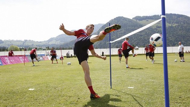 Bořek Dočkal při nohejbalovém klání na tréninku české fotbalové reprezentace v Kranzachu. Bořek Dočkal při nohejbalovém klání na tréninku české fotbalové reprezentace v Kranzachu.