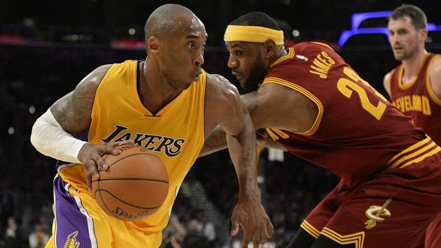 Basketbalista Los Angeles Lakers Kobe Bryant (vlevo) uniká s míčem LeBronu Jamesovi z Clevelandu. Basketbalista Los Angeles Lakers Kobe Bryant (vlevo) uniká s míčem LeBronu Jamesovi z Clevelandu.