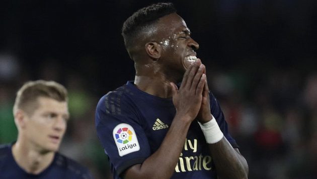 Tohle se nepovedlo. Výraz ve tváři fotbalisty Realu Madrid Viniciuse Junior mluví za vše. Real Madrid ztratil ve španělské lize nečekaně body na hřišti Betisu Sevilla. Tohle se nepovedlo. Výraz ve tváři fotbalisty Realu Madrid Viniciuse Junior mluví za vše. Real Madrid ztratil ve španělské lize nečekaně body na hřišti Betisu Sevilla.