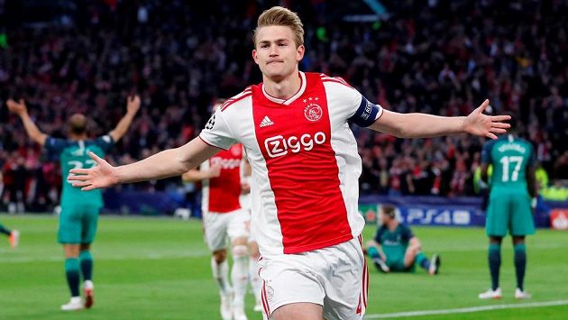 Matthijs de Ligt z Ajaxu oslavuje svoji trefu proti Tottenhamu v odvetě semifinále Ligy mistrů. Matthijs de Ligt z Ajaxu oslavuje svoji trefu proti Tottenhamu v odvetě semifinále Ligy mistrů.