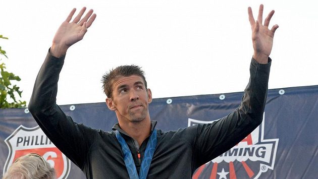 Michael Phelps byl na pódiu očividně zklamaný, že nezískal první místo na americkém šampionátu. Michael Phelps byl na pódiu očividně zklamaný, že nezískal první místo na americkém šampionátu.