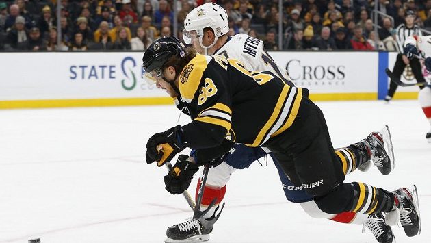 David Pastrňák (88) z Bostonu padá v souboji s Mikem Mathesonem (19) z Floridy. David Pastrňák (88) z Bostonu padá v souboji s Mikem Mathesonem (19) z Floridy.