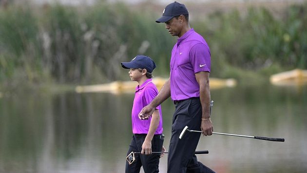 Tiger Woods, vpravo, a jeho syn Charlie. Tiger Woods, vpravo, a jeho syn Charlie.