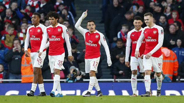 Alexis Sánchez oslavuje vítězný gól Arsenalu v FA Cupu proti Burnley. Alexis Sánchez oslavuje vítězný gól Arsenalu v FA Cupu proti Burnley.