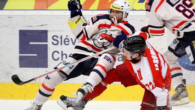 Souboj chomutovského Marka Bomersbacka (vlevo) a Jana Jaroměřského z Olomouce. Souboj chomutovského Marka Bomersbacka (vlevo) a Jana Jaroměřského z Olomouce.