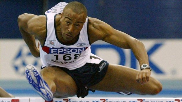Colin Jackson nad překážkami v dobách své oslnivé atletické kariéry. Colin Jackson nad překážkami v dobách své oslnivé atletické kariéry.