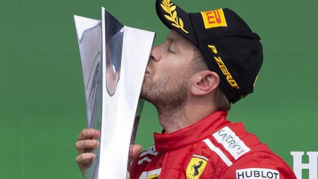 Sebastian Vettel líbá trofej pro vítěze GP Kanady. Sebastian Vettel líbá trofej pro vítěze GP Kanady.