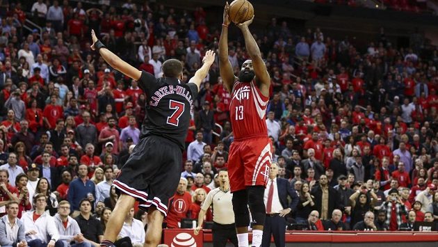 James Harden střílí v zápase s Chicagem Bulls. James Harden střílí v zápase s Chicagem Bulls.