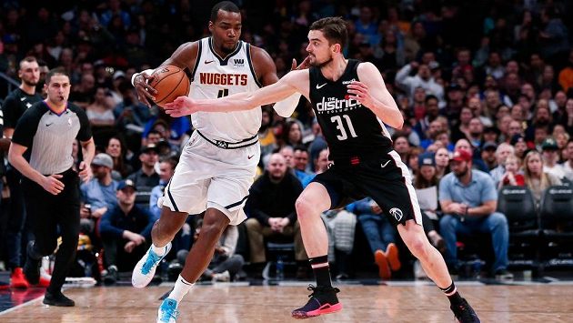 Český basketbalista Tomáš Satoranský přispěl k výhře Washingtonu pěti body, šesti doskoky a pěti asistencemi. Český basketbalista Tomáš Satoranský přispěl k výhře Washingtonu pěti body, šesti doskoky a pěti asistencemi.