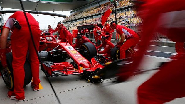 Mechanici Ferrari při výměně pneumatik. Mechanici Ferrari při výměně pneumatik.