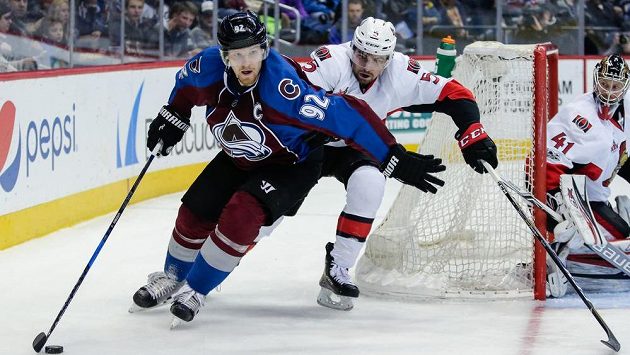 Cody Ceci z Ottawy se snaží obrat o puk kapitána Colorada Gabriela Landeskoga. V listopadu by si oba souboj mohli zopakovat ve švédském Stockholmu. Cody Ceci z Ottawy se snaží obrat o puk kapitána Colorada Gabriela Landeskoga. V listopadu by si oba souboj mohli zopakovat ve švédském Stockholmu.